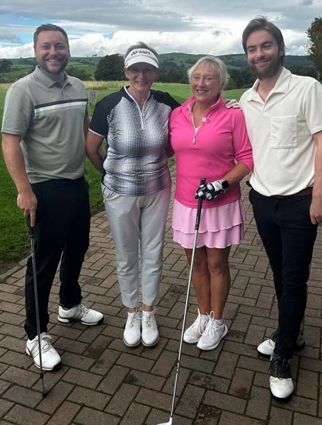 A photo of 2 female golfers and 2 male golfers.