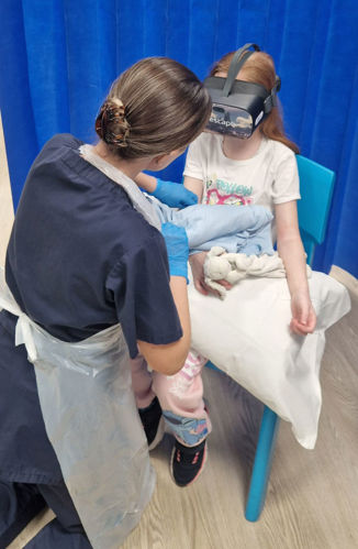 Isla Gault wearing the VR distraction therapy